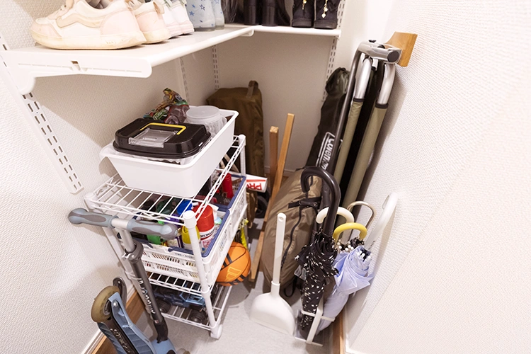 「シューズクローゼットは自由に使いたい」というご希望。棚は後からOさまがご自身で取り付けられました