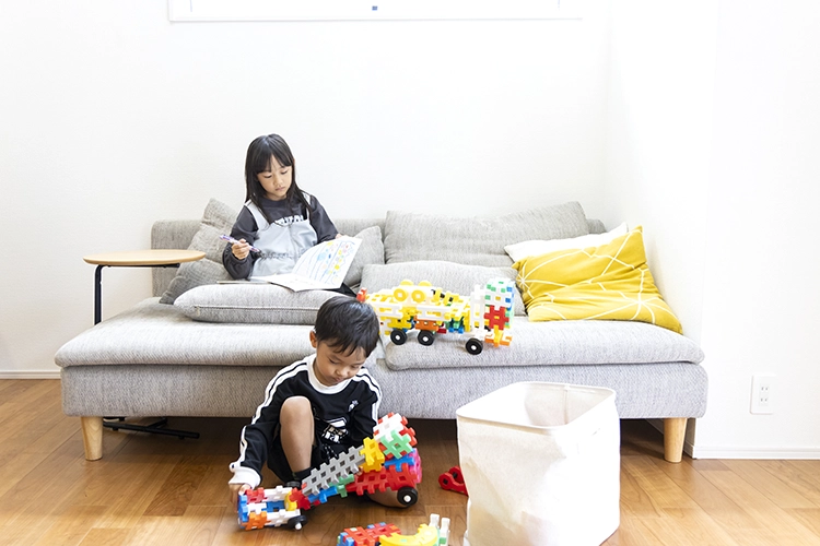 吹き抜けのおかげで、日中のリビングは電気がいらないほどの明るさです