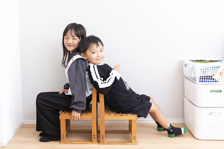 2人のためにつくられた小さな椅子は、おじいちゃんのお手製