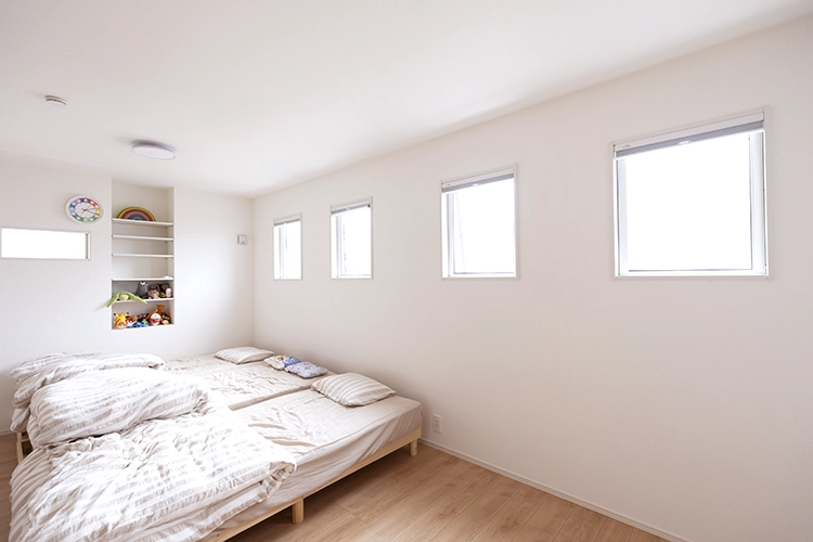 家族4人で使っている寝室も、将来は間仕切りを入れて、子ども部屋にする予定です