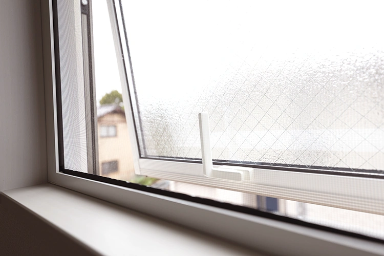 営業担当の提案で、窓のロックは押し出しタイプ（カムラッチ）にしました