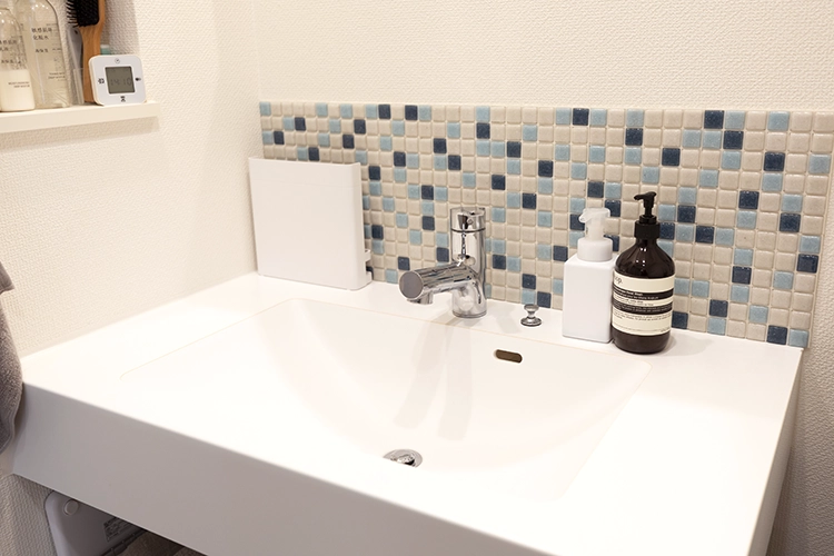 後からタイルシートを貼り付けることを前提に、洗面台まわりはすっきり