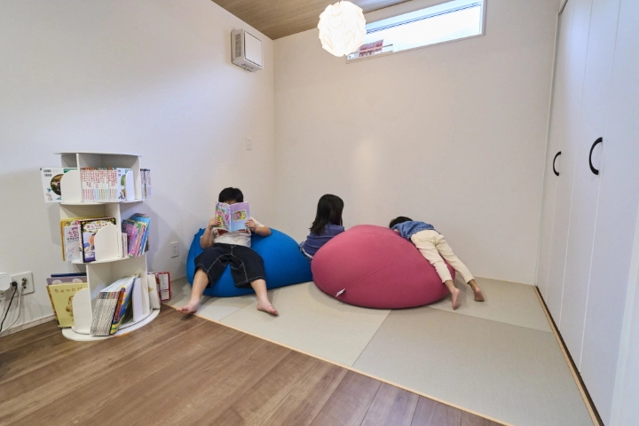リビングになじむ、スタイリッシュな琉球畳の和室。お子さまがお昼寝スペースとしても活用できます
