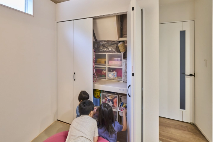和室にも広い収納スペースを。お子さまのおもちゃがたっぷり入り、部屋はいつも片付いています