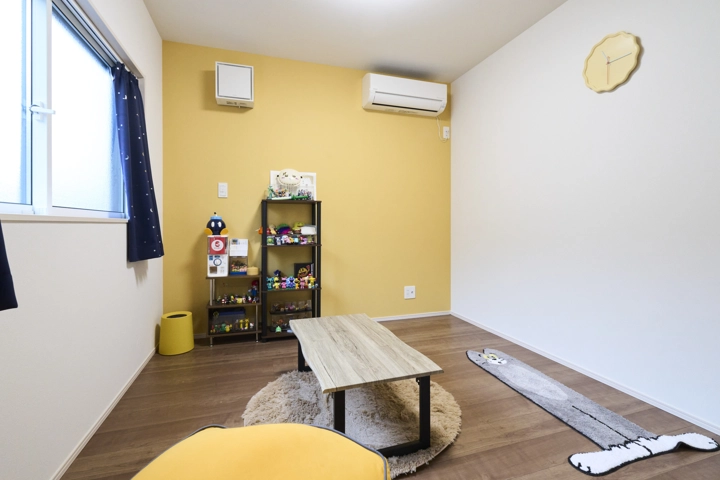 ご長男のお部屋は、大好きな黄色を選び、明るくいきいきとした雰囲気。それぞれの個性が出ています