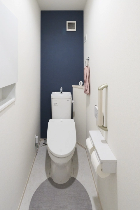 トイレにもアクセントクロスをワンポイントに。2F(写真)と1Fで色を変え、それぞれ違った表情に仕上げました