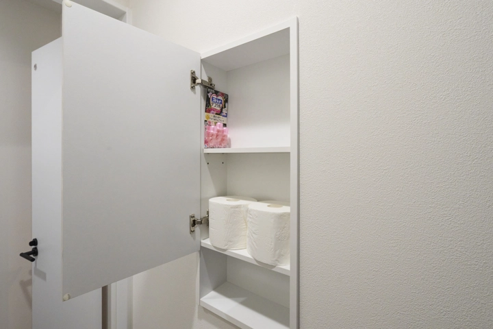 トイレットペーパーなどのストックも、見せない収納でさりげなく収まっています