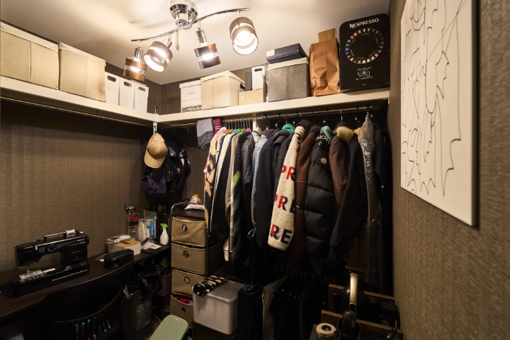 ご主人さまの趣味部屋は、標準仕様のグレーの壁に、お持ちのライトや半分に分けた消臭壁材を合わせ、低コストながら粋な大人の空間に