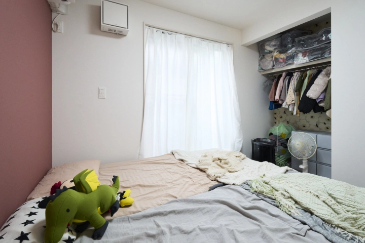 次女のお部屋のアクセントクロスは、深みピンクとマリメッコの花柄。洗練されたかわいらしい雰囲気に