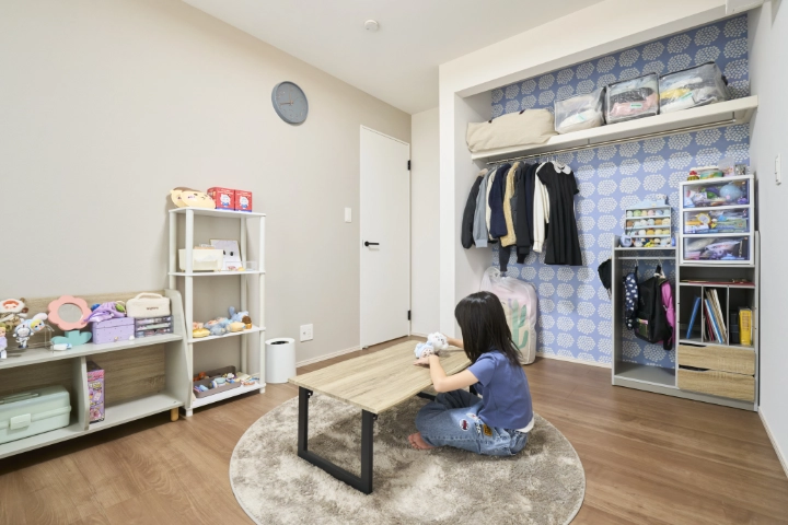 子ども部屋は、色と柄の2面のアクセントクロスを取り入れています。ご長女のお部屋は、温かみのある淡いグレーと青色のマリメッコ柄を取り入れ、上品で穏やかな空間に