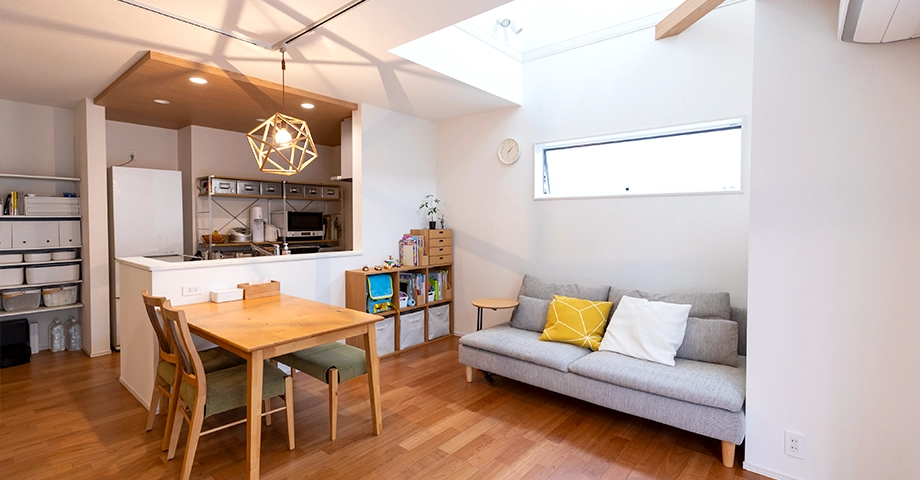 たっぷりと光が差し込む、アレンジも自由な吹き抜けのある家